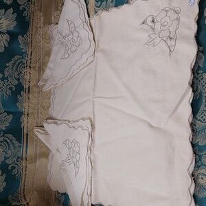 4 cloth placemats and 4 matching napkins all cotton by linbro